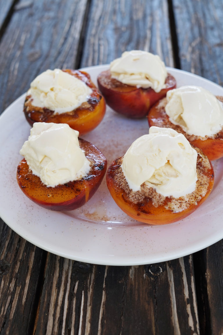 Grilled peaches with ice cream