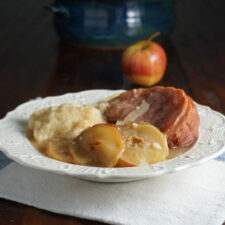 Apples and Dumplings (Schnitz-Un-Gnepp)