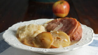 Apples and Dumplings (Schnitz-Un-Gnepp)