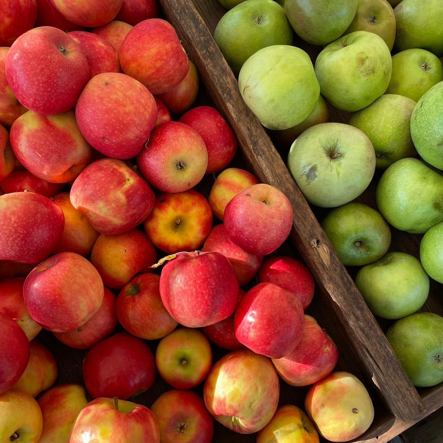 apples in wooden boxes