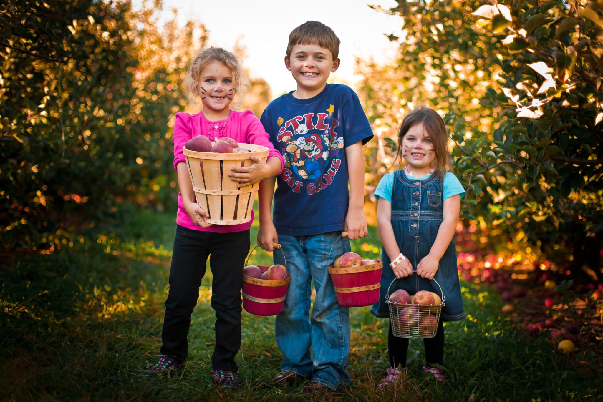3 kids picking apples
